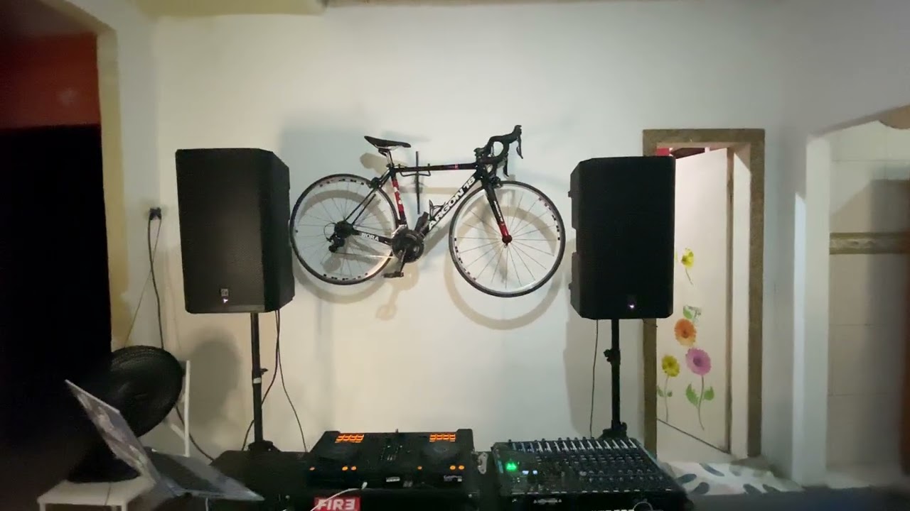 Mostrando o meu Setup  com as caixas mais desejadas pelos DJs, as EV ELX200 de 15 polegada,