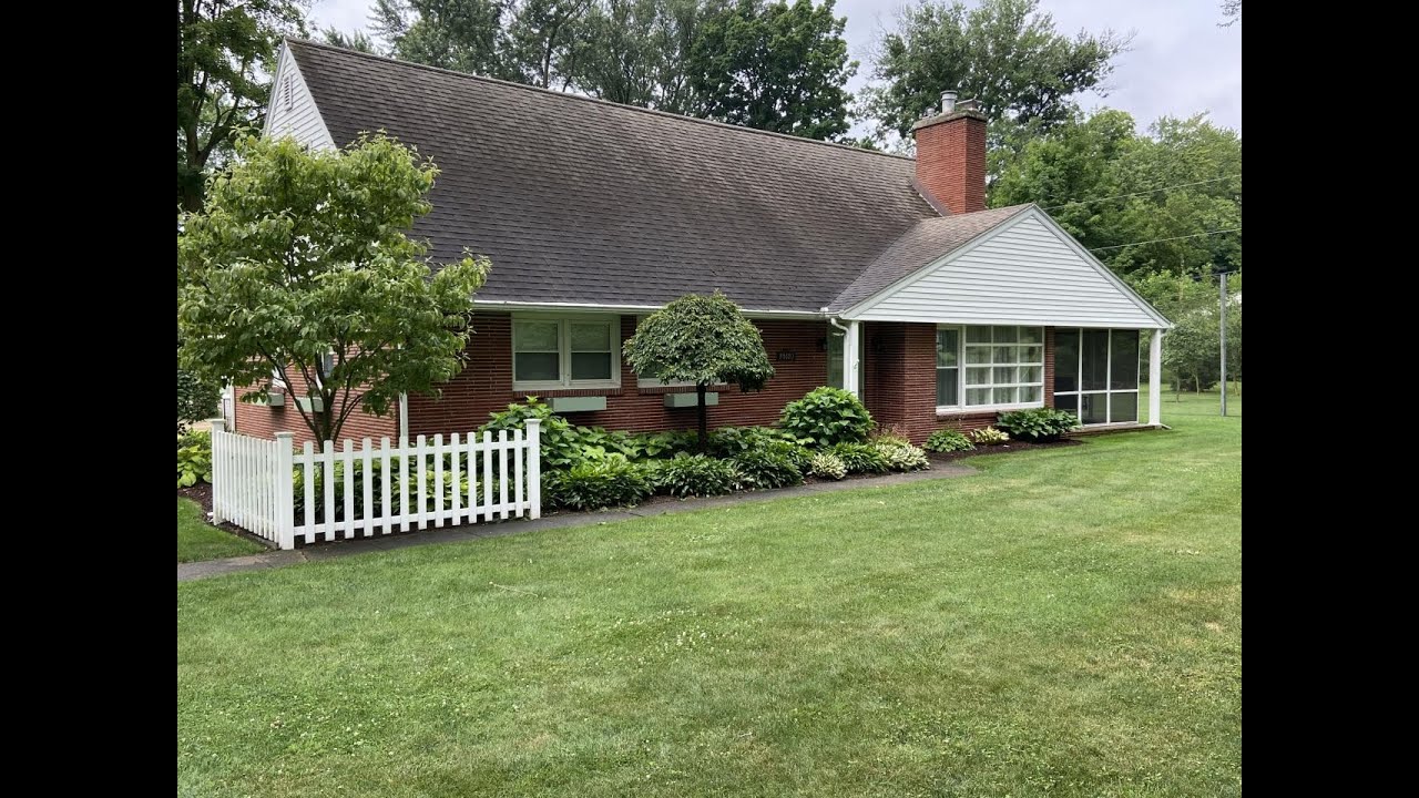 21687 Shiawassee Drive Cassopolis, MI Homes for Sale | cressyeverett.com
