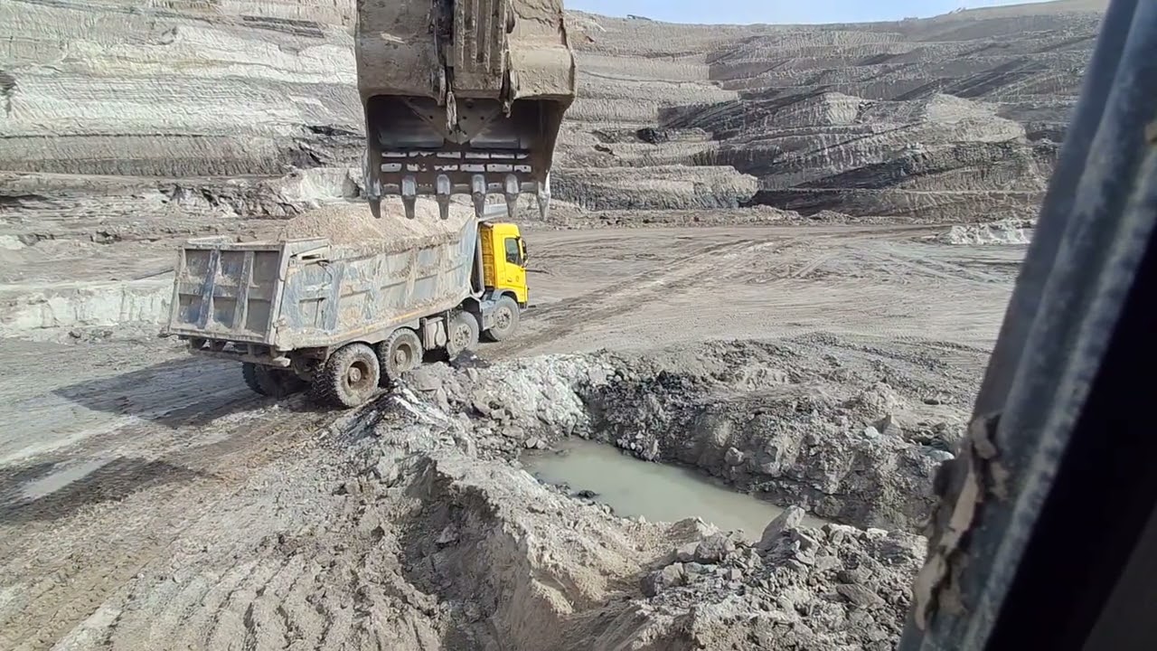 #Video Koyla khadan mein se 500 foot Niche Se send loading karte hue excavator machine Volvo truck