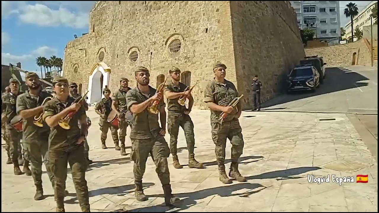 Por Ah&iacute; Vienen los Artilleros del Glorioso Ej&eacute;rcito Espa&ntilde;ol Desfilando a Paso Ordinario.