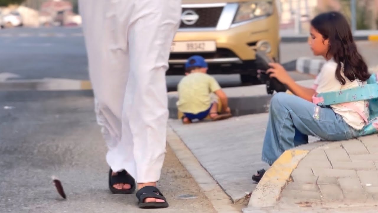 رجل سقطت محفظته امام طفله فقيرة شاهد ماذا فعلت؟