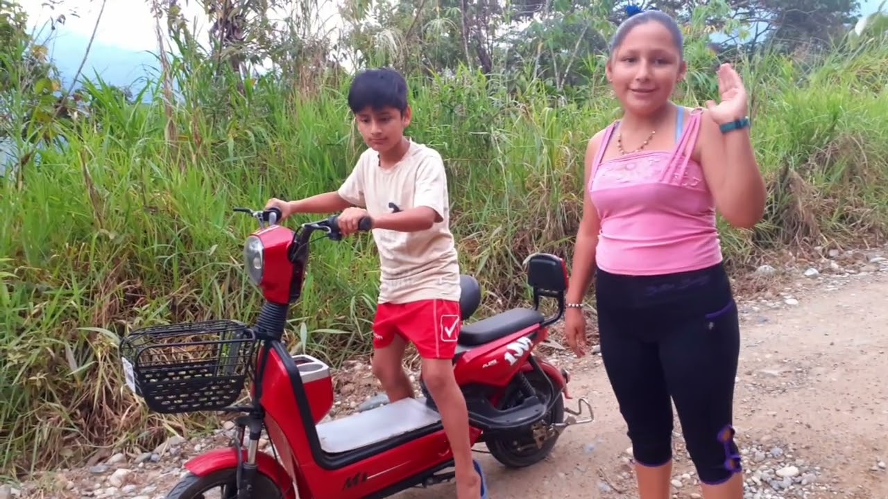 ENSEÑADO A MANEJAR  LA MOTO ELECTRICA POR PRIMERA VEZ A MI HERMANO
