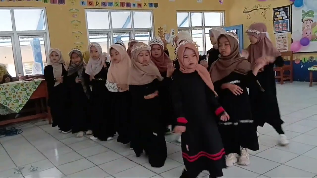 Penampilan kelas 2 sdn ciawi 050226