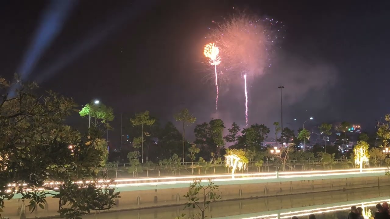 Chúc mừng năm mới 2026 (bắn pháo hoa tại quảng trường Tây Bắc-TP Sơn La)