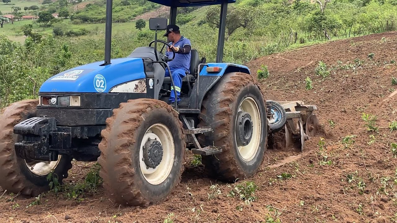 Trator New Holland foi cortar uma terra pequena mas encontrou muito obstáculos