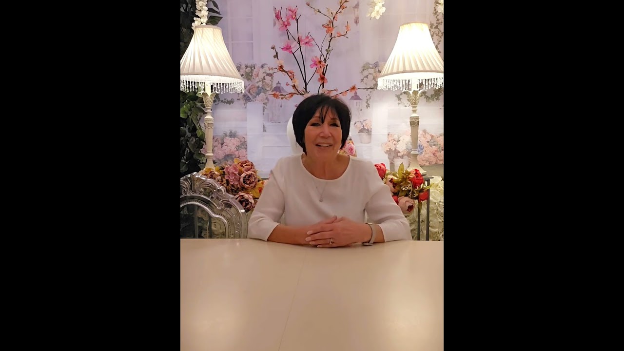 Tablescape ideas - how to create a pretty table setting with a stunning floral garland centrepiece