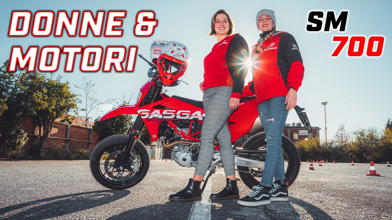 SFIDA IMPOSSIBILE😱 - 2 RAGAZZE CON LA GASGAS SM700 SUPERMOTO: PISTA, ESAME DI GUIDA E INVERNO FREDDO