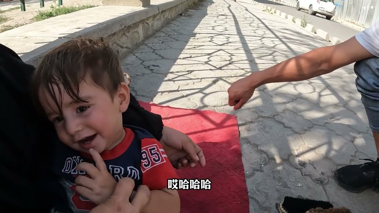 單親媽媽抱嬰兒街頭擦鞋養家，沒錢看病，中國人送去13000的現金幫助