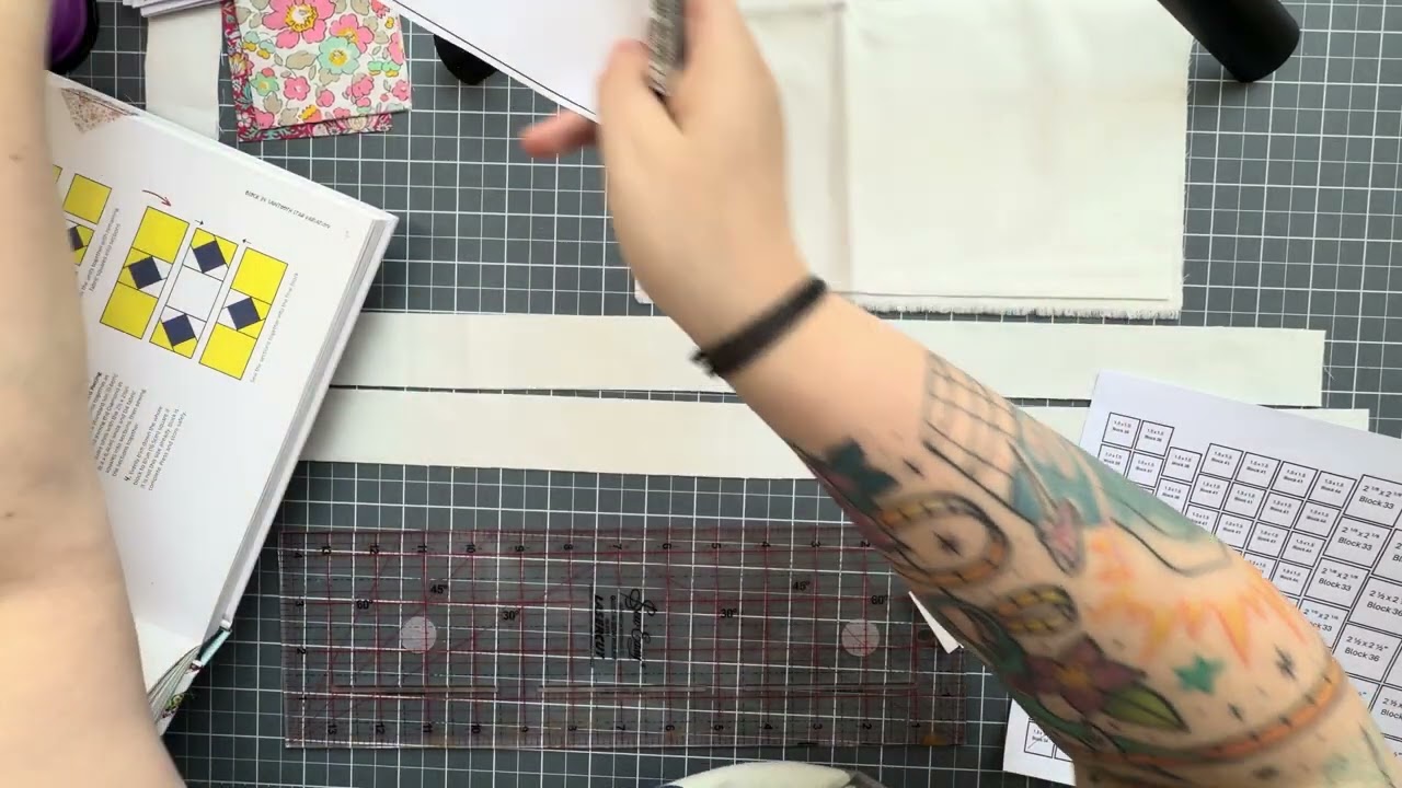 Набор для лоскутного шитья «Страна чудес Алисы»: белые блоки для раскроя ткани, номера 33-43.