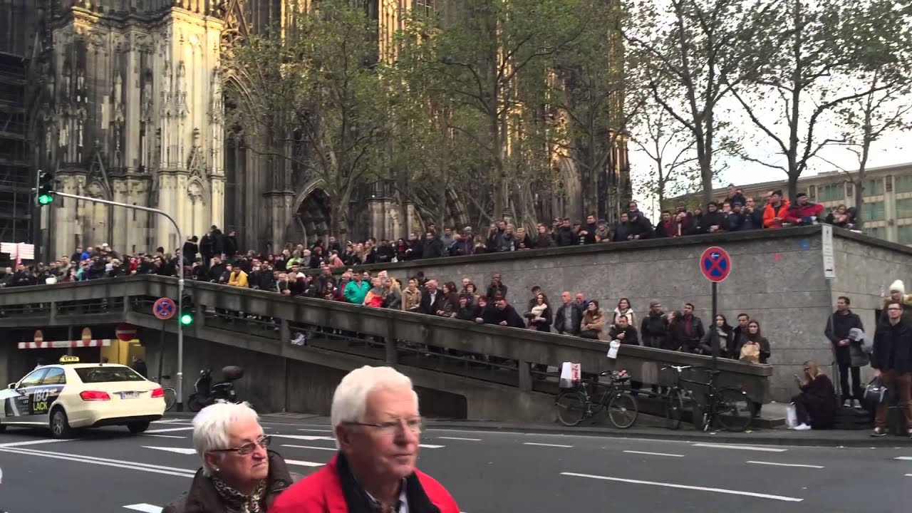 Massenansturm wegen Madonna vor dem Excelsior Hotel Ernst in Köln am 04.11.2015