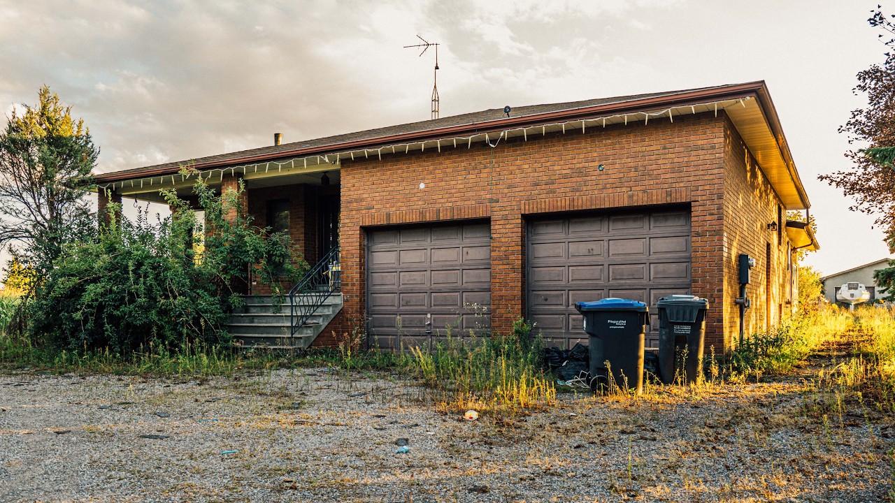 ABANDONED 1982 Backsplit Home Forgotten With Everything Left Behind
