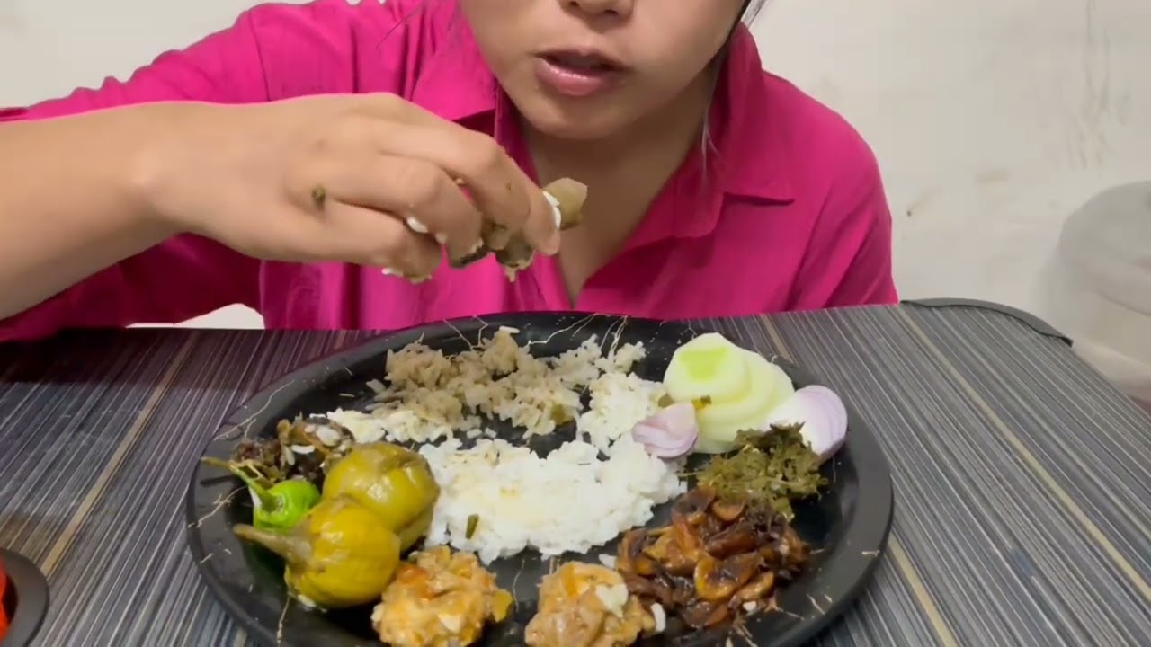 #asmr#mukbang#local dish with smoked pork#chicken#prawns#king chilli#cucumber.🙂🤤 
