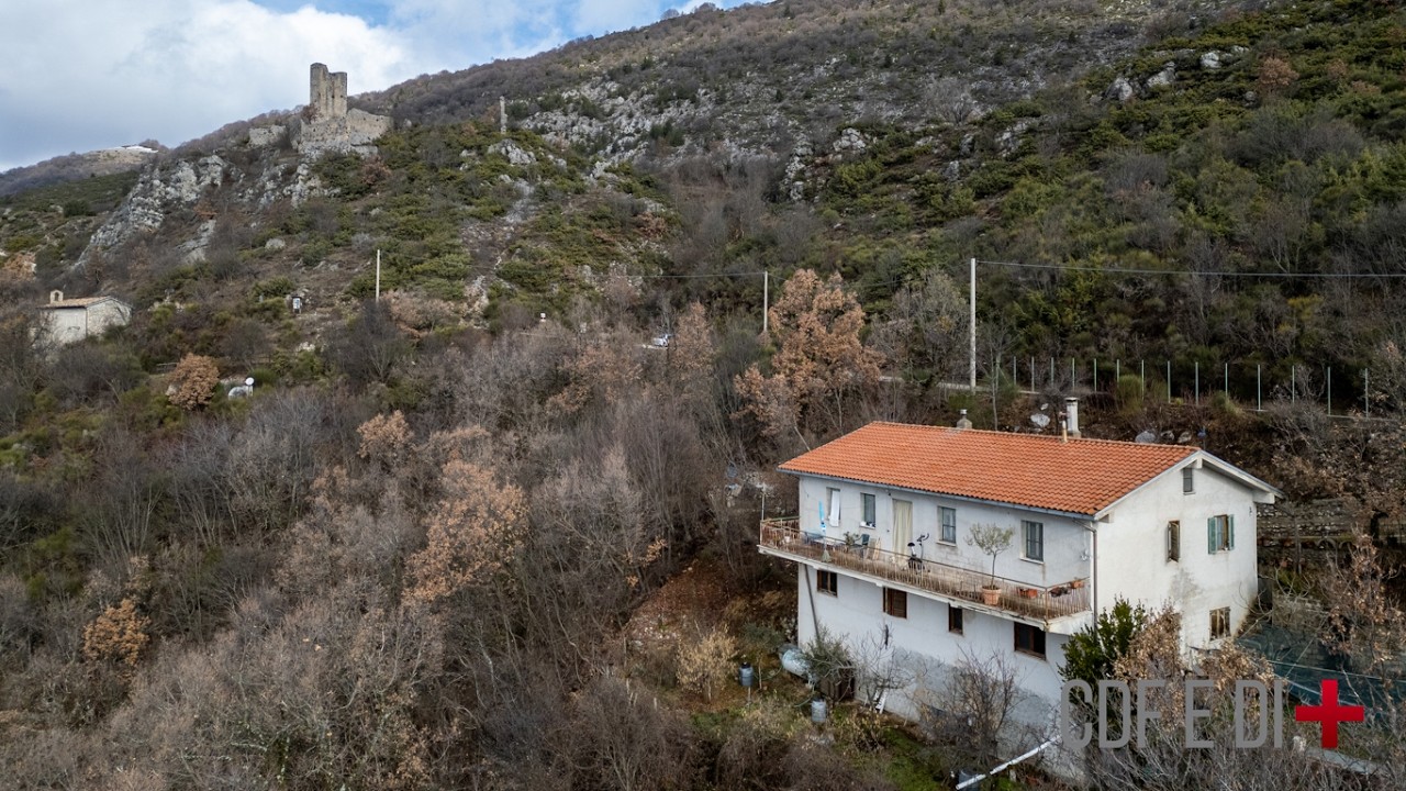 Visita dell'immobile | Fiamignano (RI) | Villa indipendente con terrazzo, giardino e vista lago