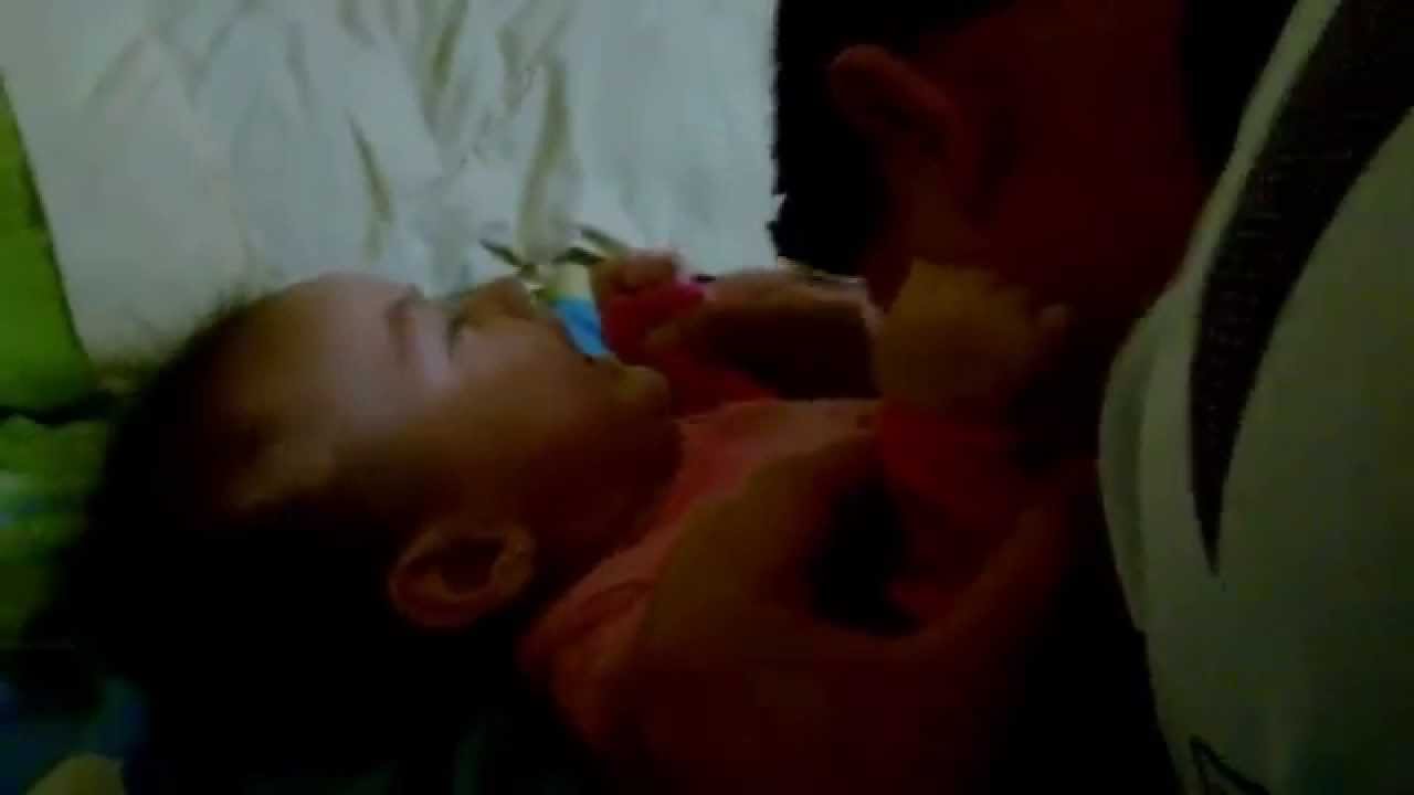 Bebe Riendose - Cosquillas a bebe