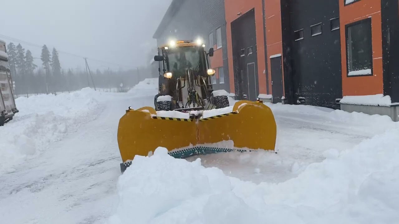 Snowplowing with JCB 409 and Pome V-tech plow 30.1.2022 snowblizzard ’Valtteri’