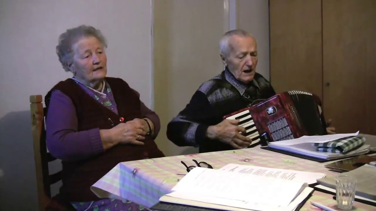 Kleiner harmonika spieler