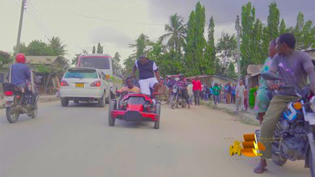 MSWAHILI: ATENGENEZA GARI KWA KUTUMIA INJINI YA PIKIPIKI / INAKIMBIA SPEED 120 KWA SAA / WATU WAWILI