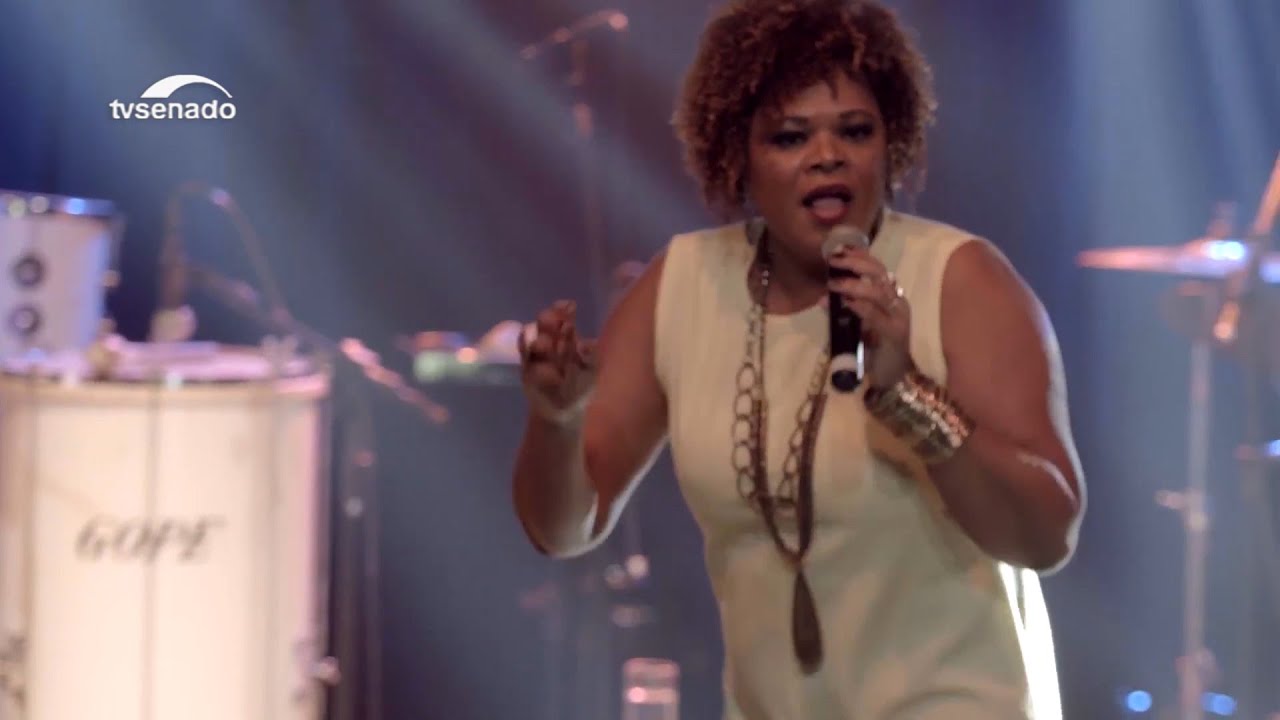 Teresa Lopes percorre as vertentes do samba no disco Clara Essência