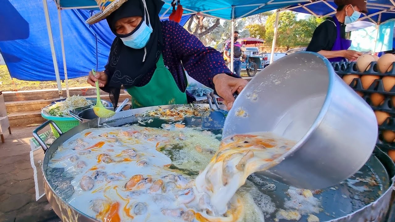 30บาทถูกมากอร่อยด้วย หอยทอดมุสลิม ผัดไทยหอยทอด ขายดีตลอด ถนนคนเดินประจวบFried Mussels and Padthai