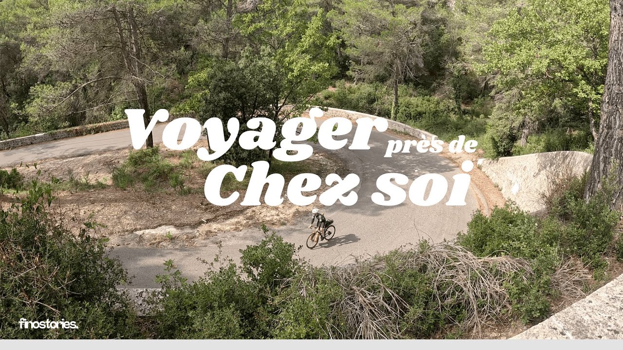 Bivouac seul &agrave; v&eacute;lo au bord d'un lac