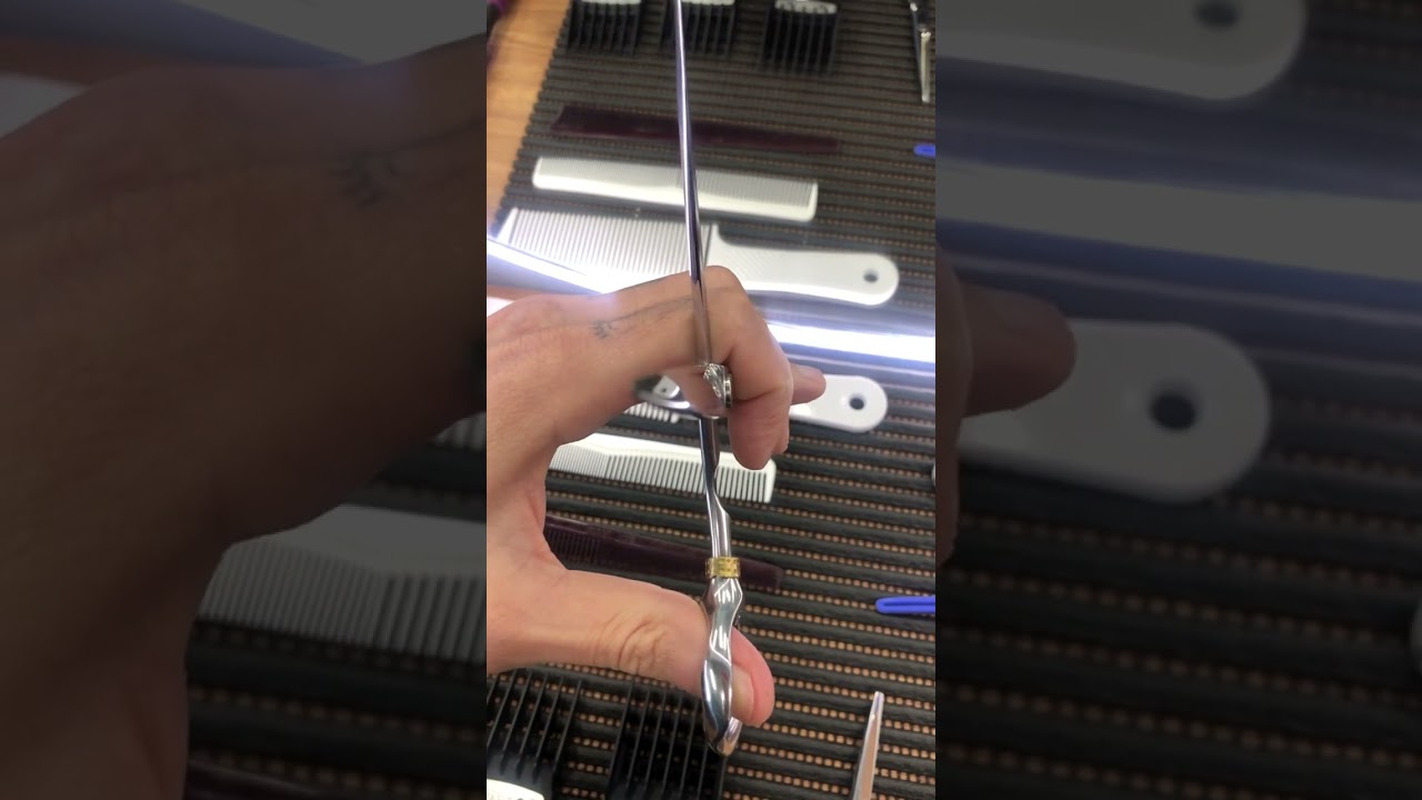 Tesoura Titan 3D 6.5 polegadas e o pente que veio de brinde.