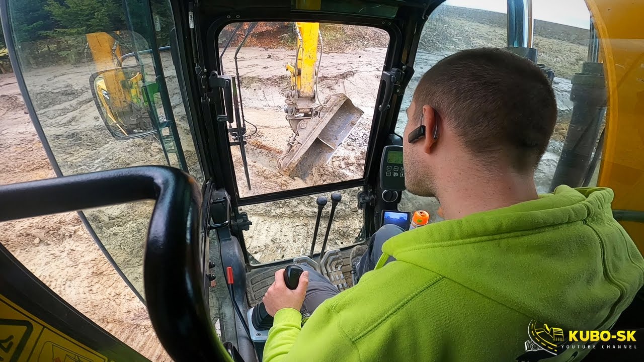 Drenáže pod cestou | JCB JC130LC excavator with tilt bucket | Cab view