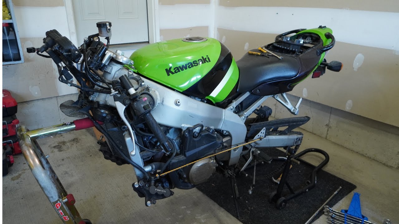 Kawasaki ZX6R Track Bike Episode 4 - Rear Tire Removal