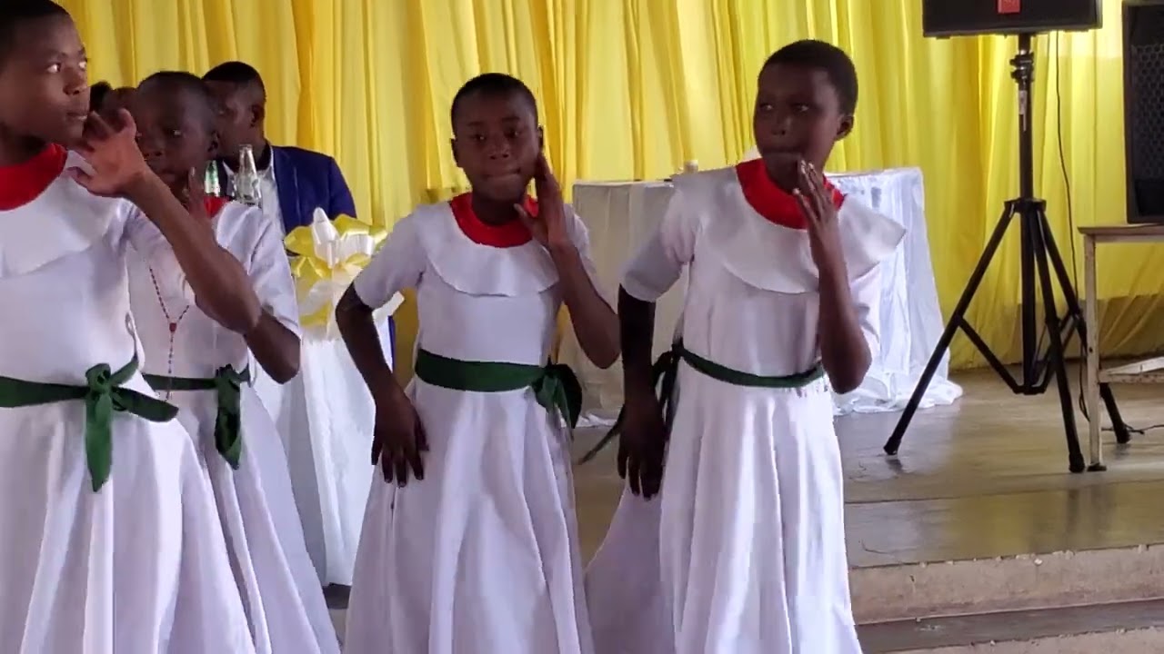 Tazama Watoto Wa Kipapa Walivyowaburudisha Wanakwaya Wa Mt . Maria Goreth Kutoka Dsm Katika Hafla
