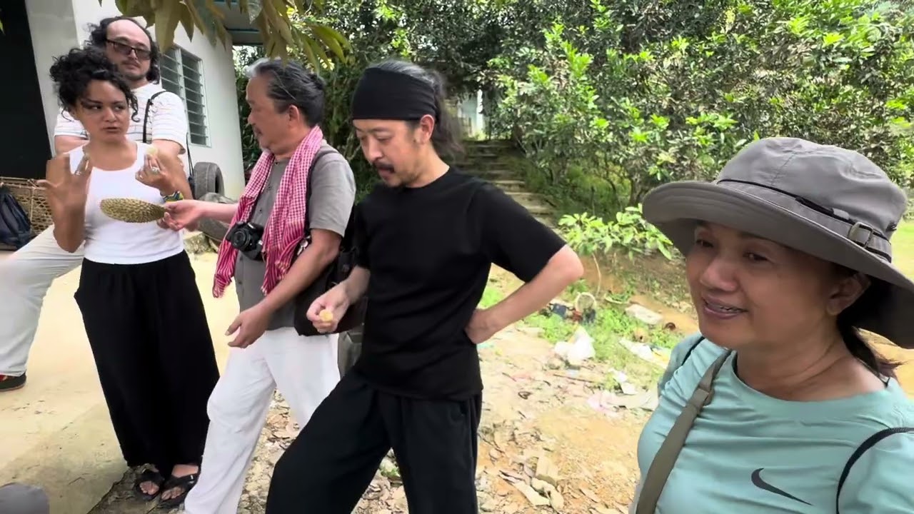 外国旅客吃榴莲，墨西哥，香港，中国，新加坡第一次在榴莲树下吃各种榴莲。