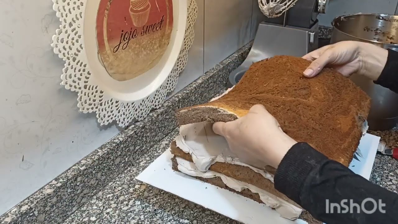 تورتتين بحجم كبير 🎂 تورته ٢٥ *٢٥ 🎂 شكلها فخم جدا 👌 وتورته ٣٠ *٣٠ 🎂 الاستغلال مش طبعي الحمدالله 🤲