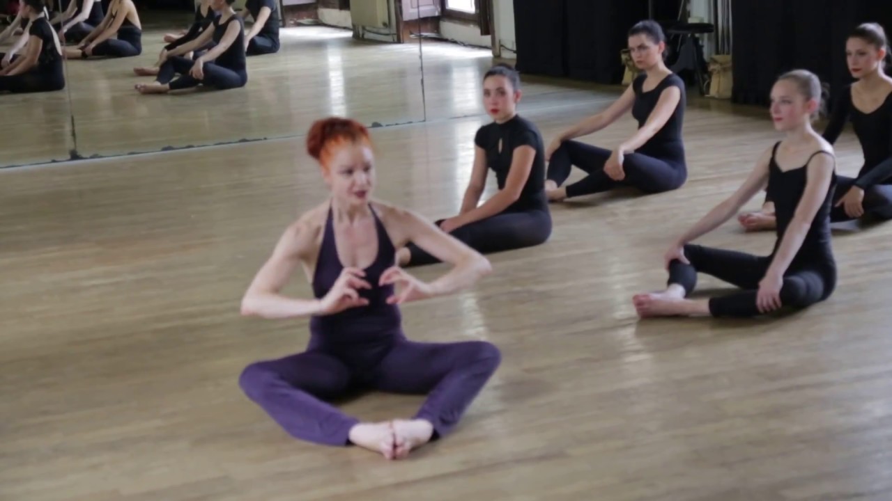 Introduction to Martha Graham contractions - teacher Maggie Boogaart