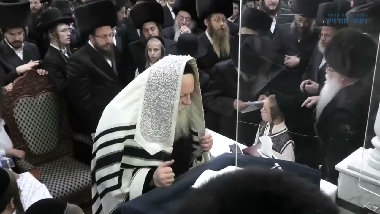 Modzitz Rebbe Introduces His Kaddish Nigun for the Yamim Norain 5783 During 1st Night Selichos
