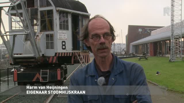 Stoomhijskraan verlaat haven Hellevoetsluis per schip