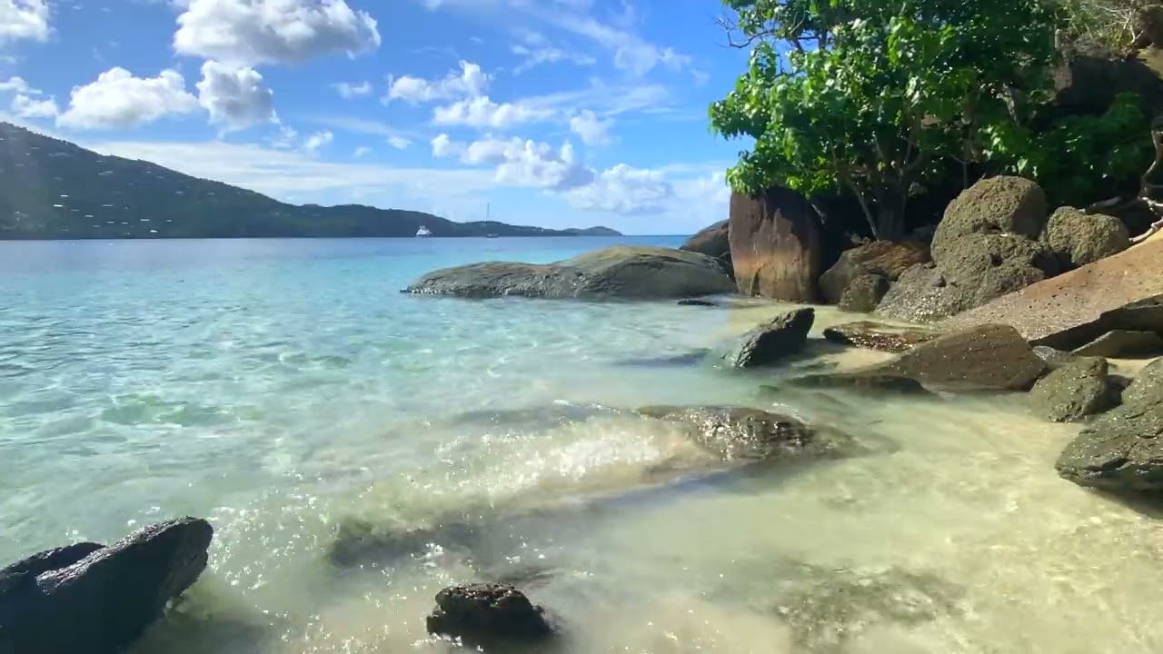 Relaxing tropical lagoon ambience: 2 hours of gentle waves on a beach in paradise. (4k Video)