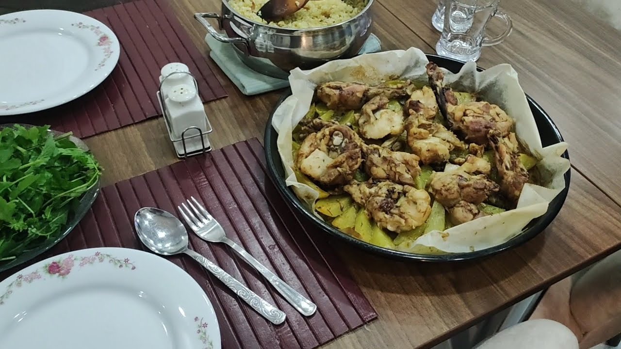 Yumuşacık ve kızarmış fırında tavuk , patates eşliğinde...