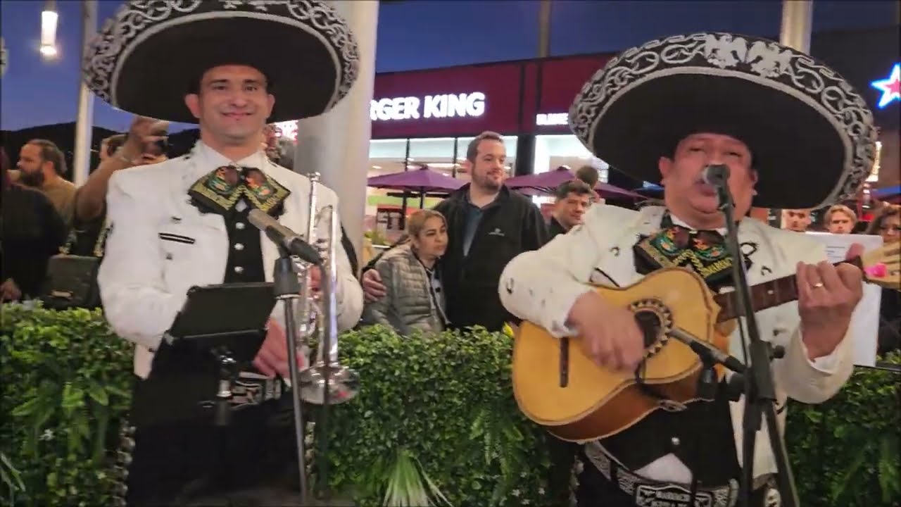 COMO MEXICO NO HAY DOS .- MARIACHI AGUILA REAL EN BARCELONA DE RODRIGO FERNANDEZ