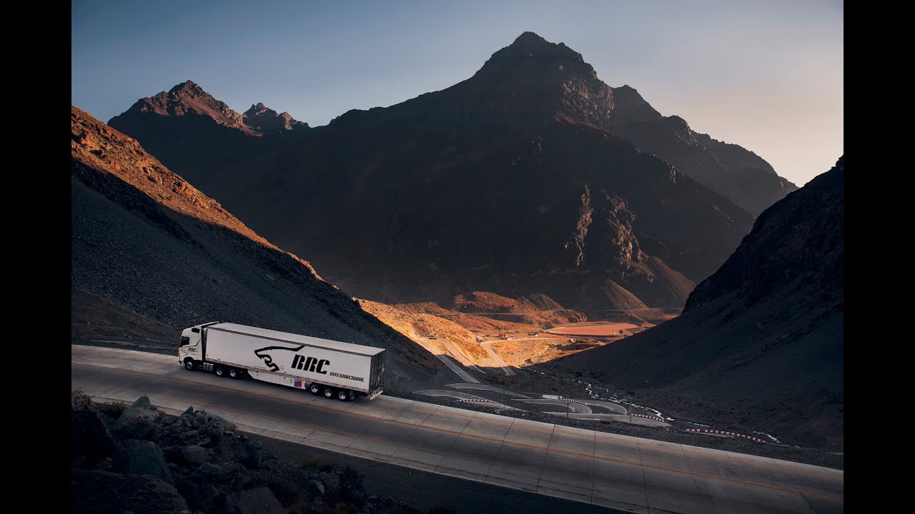 Volvo Trucks - Driving through the deadly Chilean mountain pass Los Caracoles - Drivers World (E06)