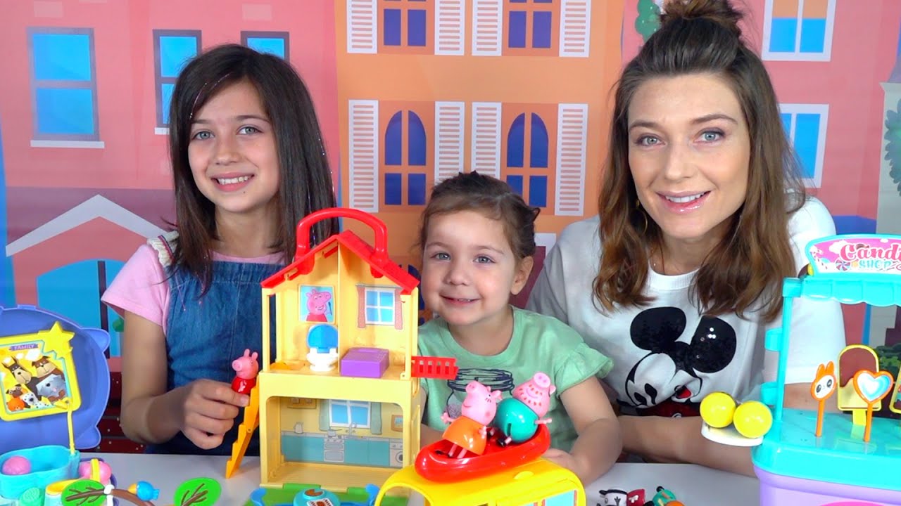 Эмилюша с сестренкой играют с семьей свинок Пеппа прыгает в цветных лужах