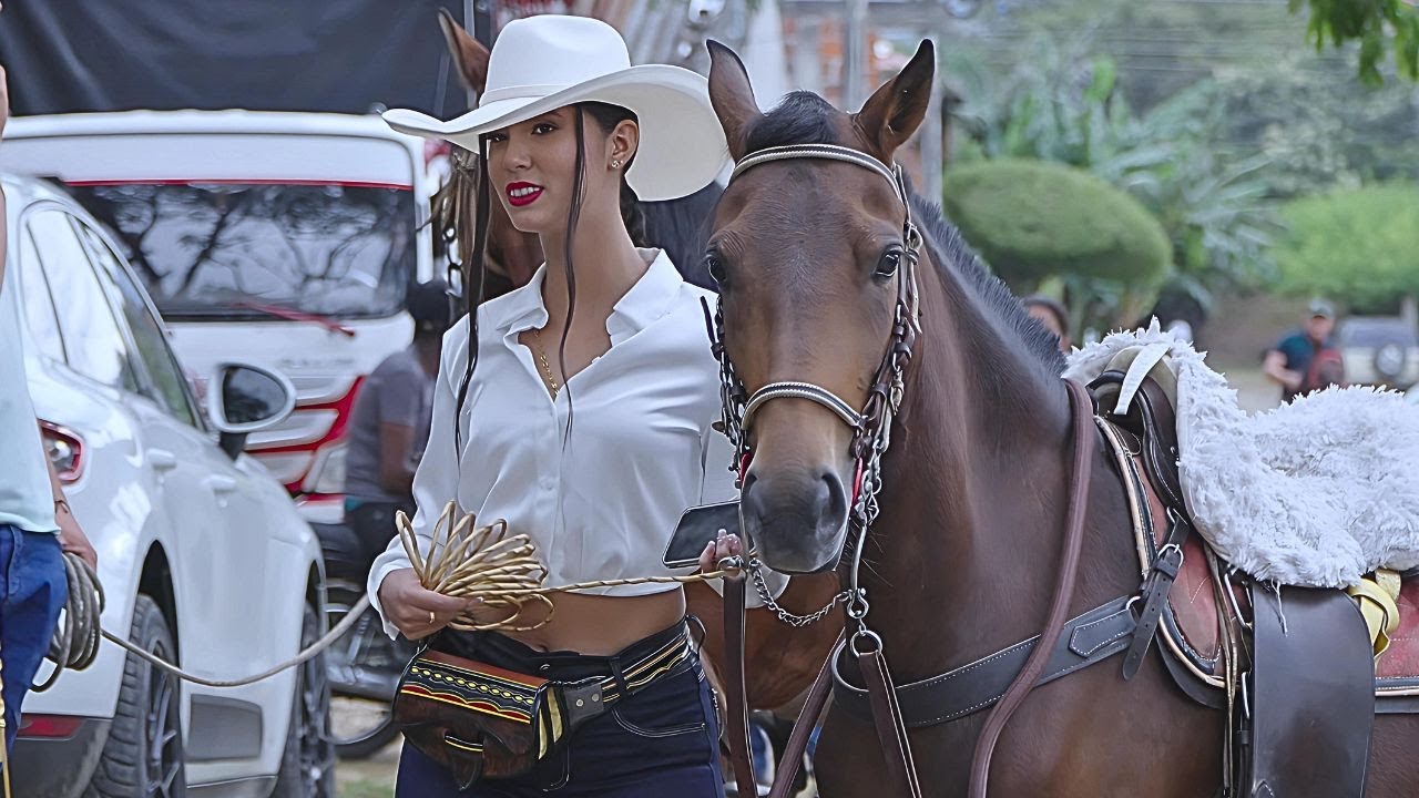 BEAUTIFUL WOMEN RIDING IN ROLDANILLO #latina  #colombia  #horseriding  #beautifulwomen #cowgirl