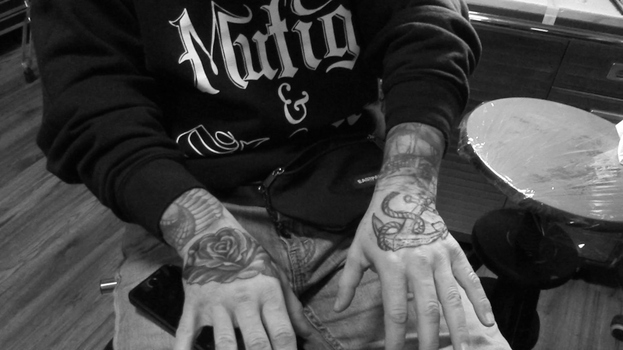 Dürfen Pastoren tätowiert sein? Breitester Pastor Deutschland zu Besuch bei  Tattoo4You
