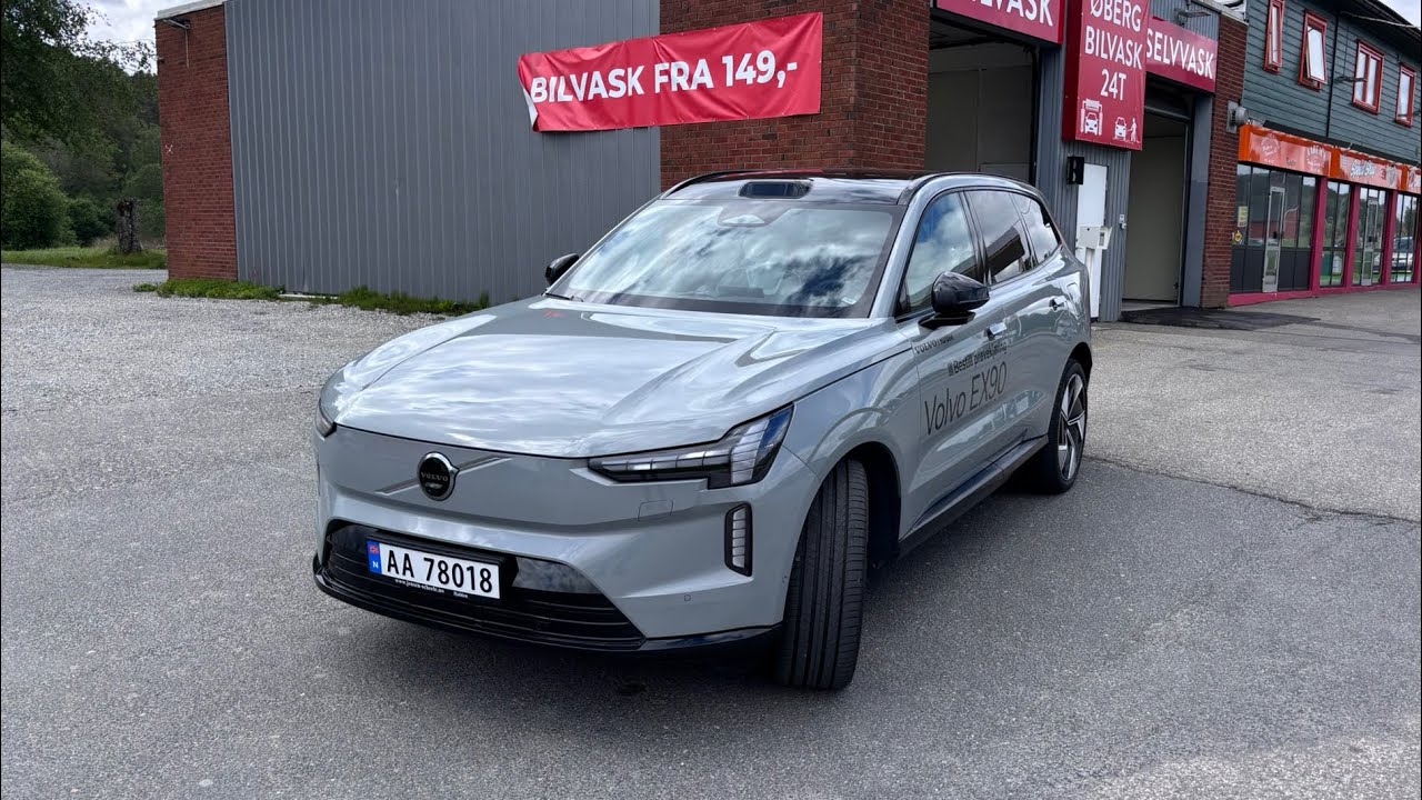 Толстый Volvo, великолепный EX90, серебристый комфортабельный круизер