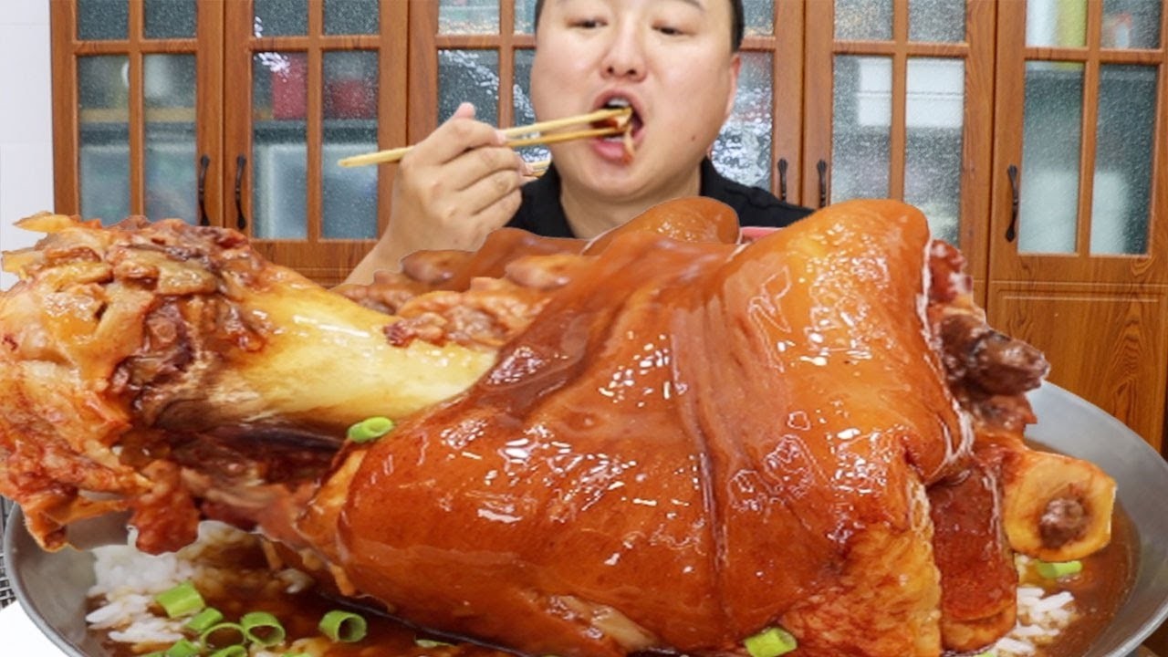 🔥【肘子拌饭】三只大肘子做成烀肘子拌饭，软糯不腻巨入味，香到一口一个不吱声【cram阿强】
