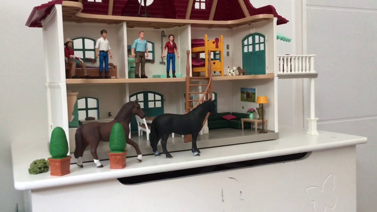 On monte ensembles la grande maison Schleich