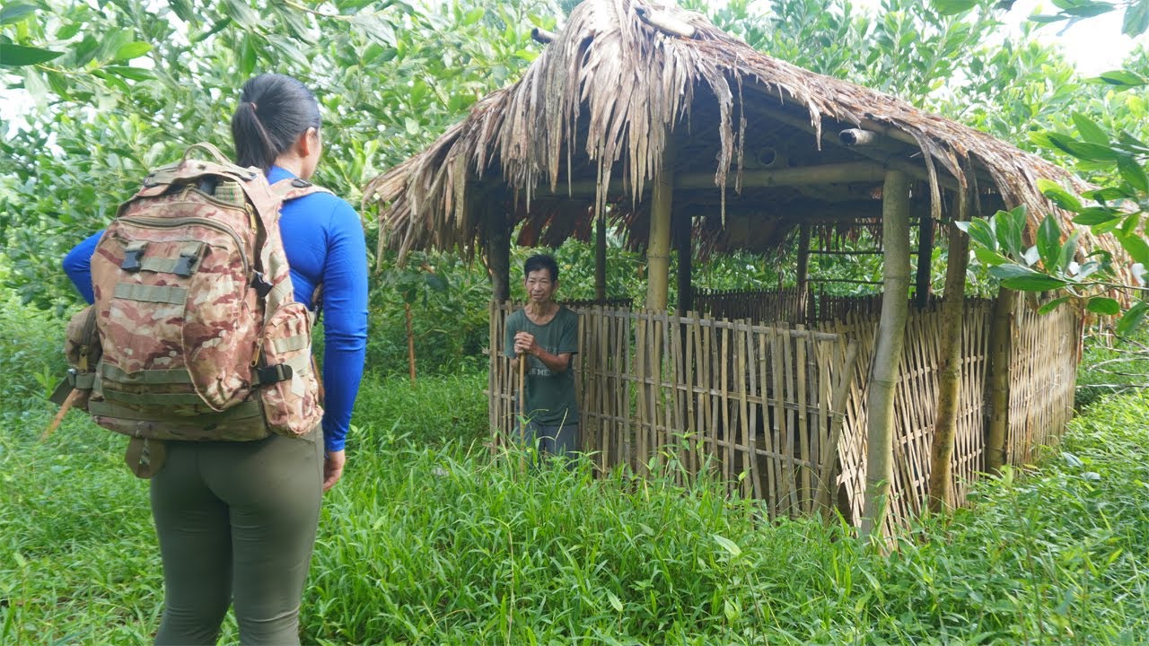 A kind girl came to give gifts and help an old man living alone in the forest repair his old house.