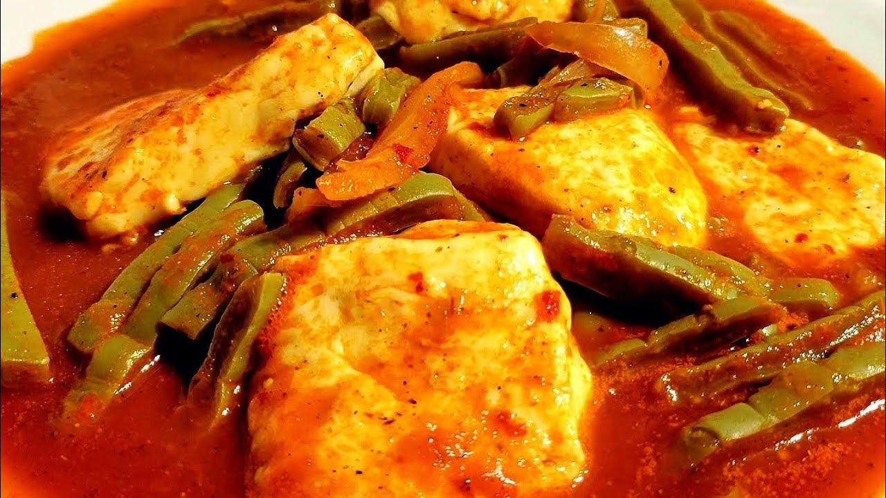 queso panela con nopales en salsa roja asada