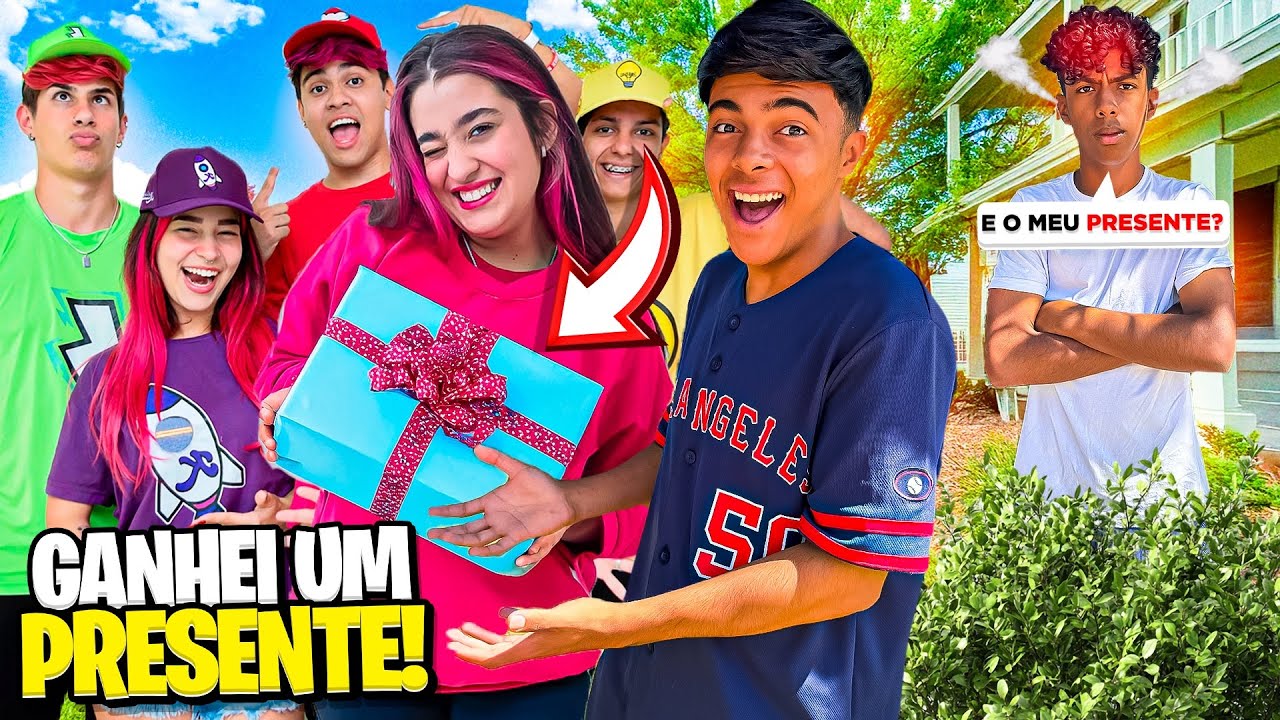 ESTEVÃO GANHOU UM PRESENTE DO GRUPO DOS ROSA! Oque será o presente?😃Gabriel ficou chateado!