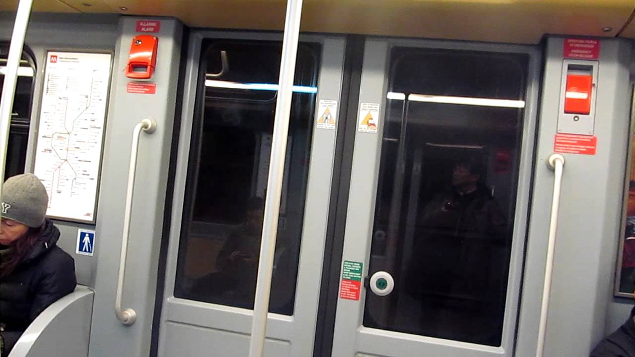 2011.12.27.18:36 Metropolitana di Milano(M3) Centrale(MVI_2672.MOV)