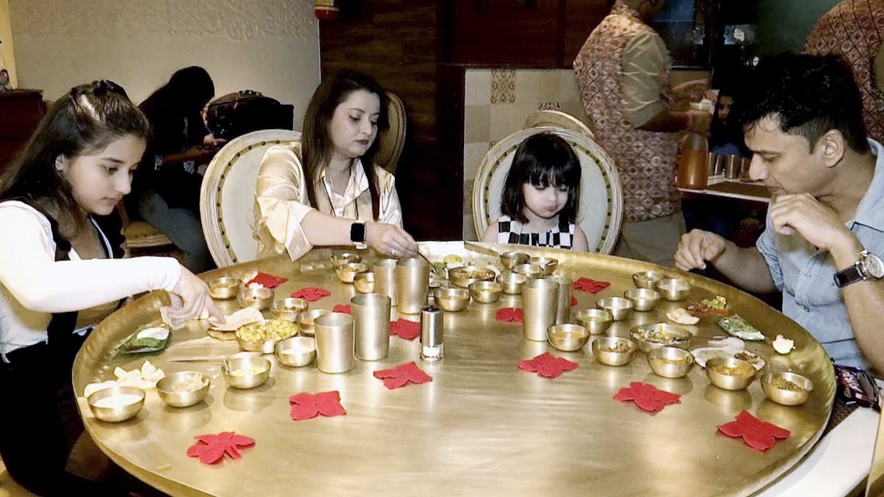 Aura Bhatnagar's Family Dinner | इस तरह से Aura Bhatnagar ने Celebrate किया Children's Day