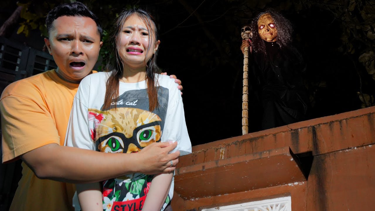 KAKEK MISTERIUS ADA DI ATAP GENTENG RUMAH!! SEREM BANGET!!