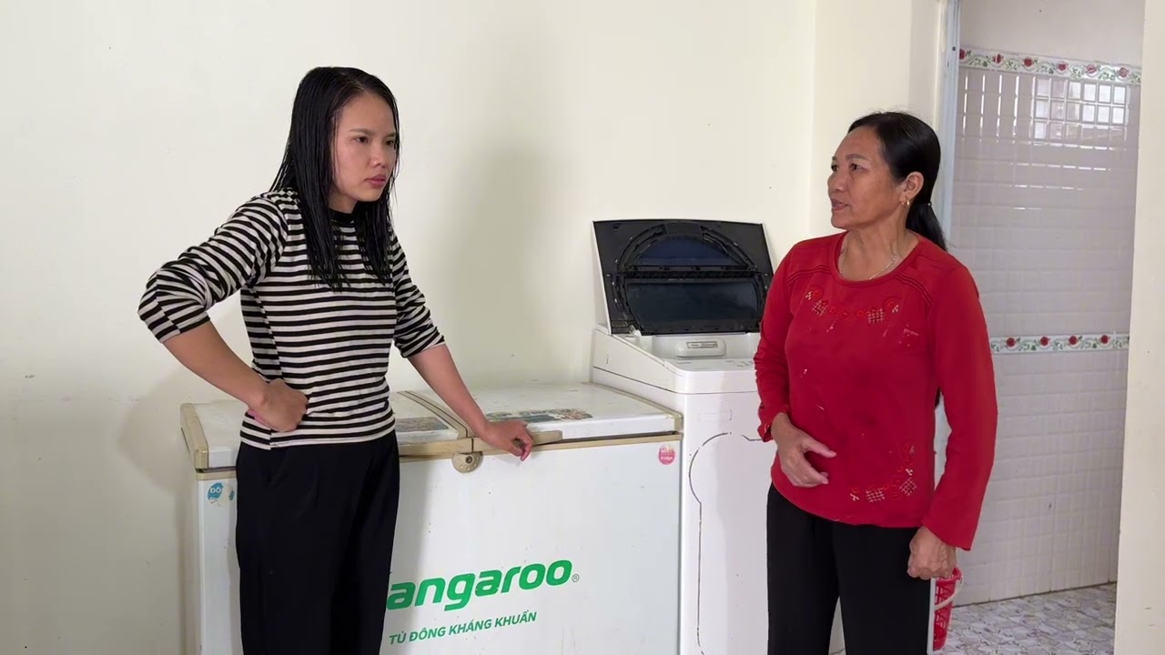Thấy bà quế đòi làm ăn với mụ Phượng nhâm sang nhac nhở không nghe rồi có ngày ra đường mà ở